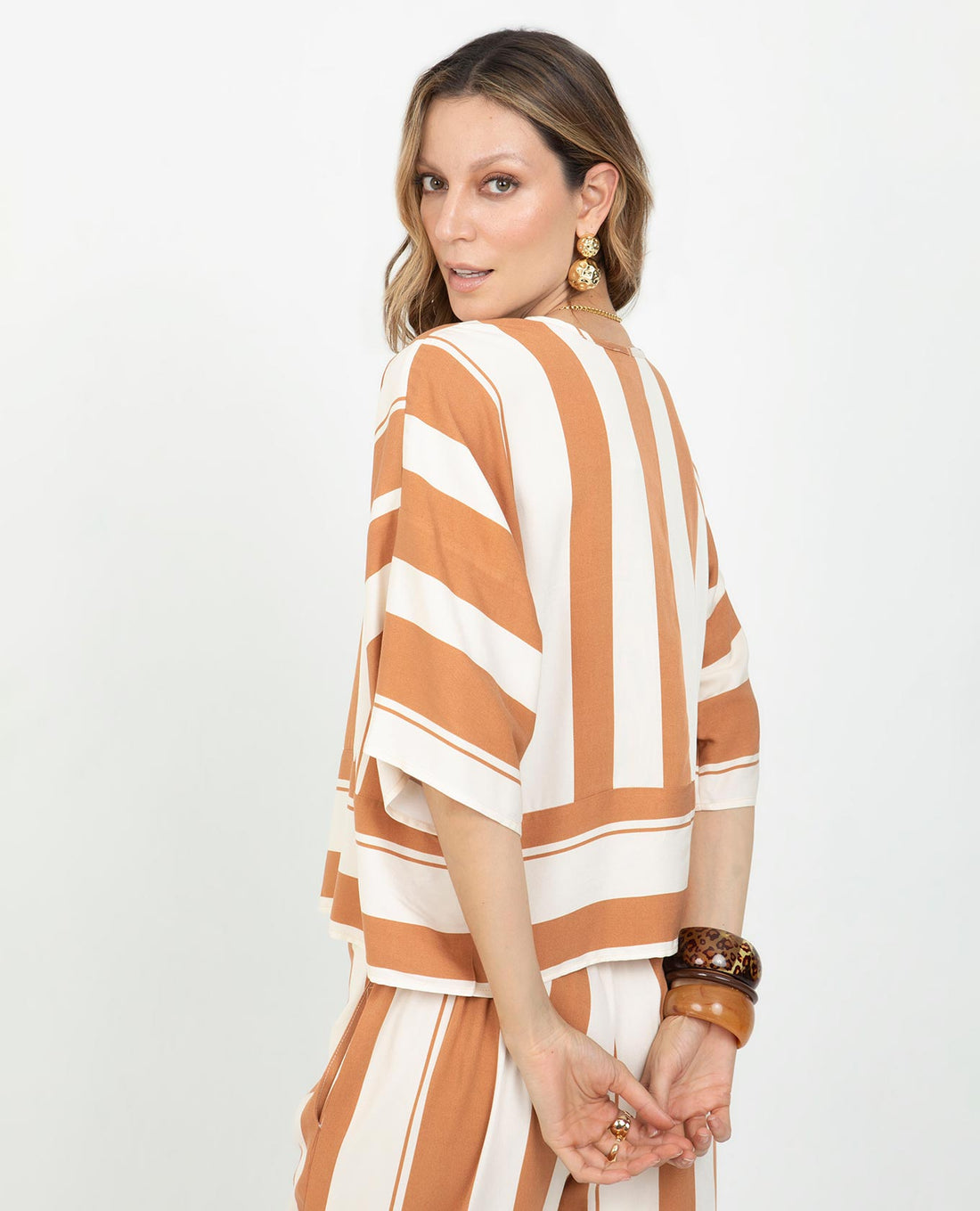 CAMISA RAYAS PARA MUJER SILUETA CUADRADA CON CORTE EN JUEGO DE RAYAS