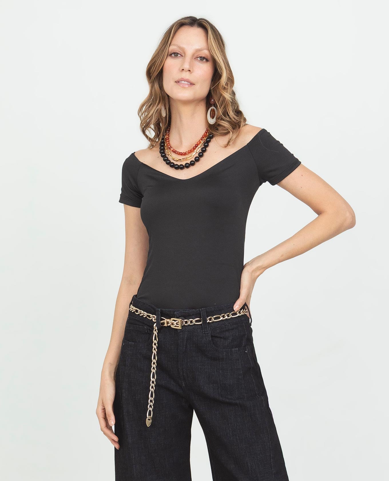 TOP NEGRO PARA MUJER ESCOTE BANDEJA MANGA CORTA