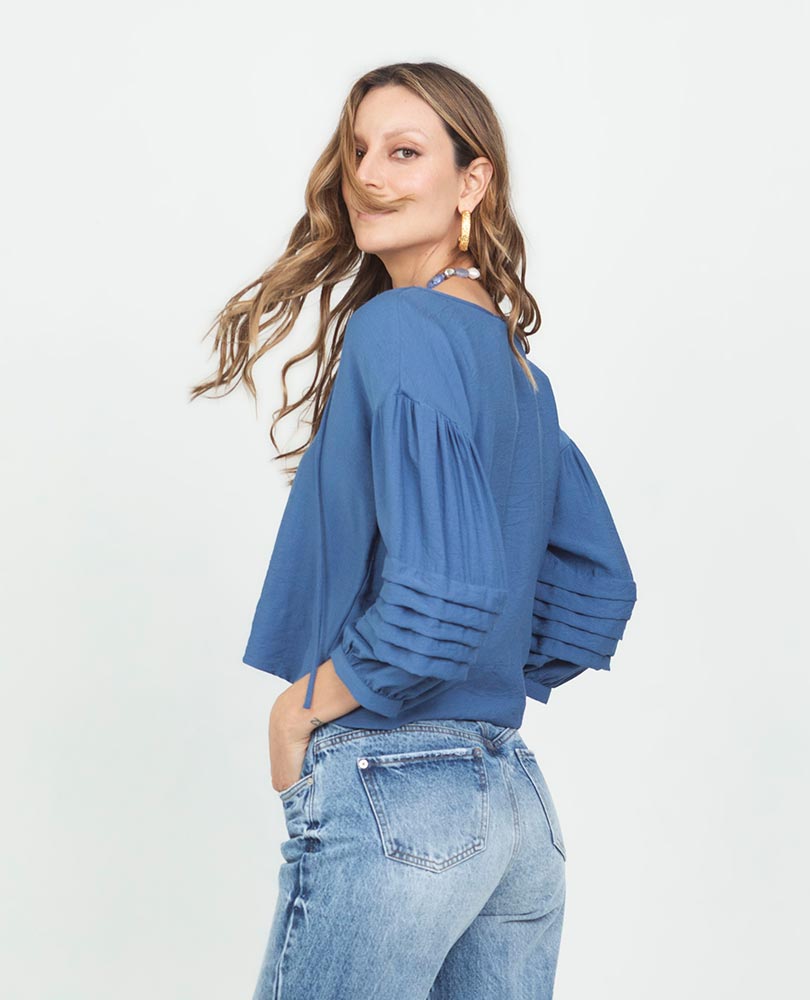 BLUSA CORTA PARA MUJER MANGAS CON ALFORZAS ESCOTE CON ABERTURA Y TIRAS