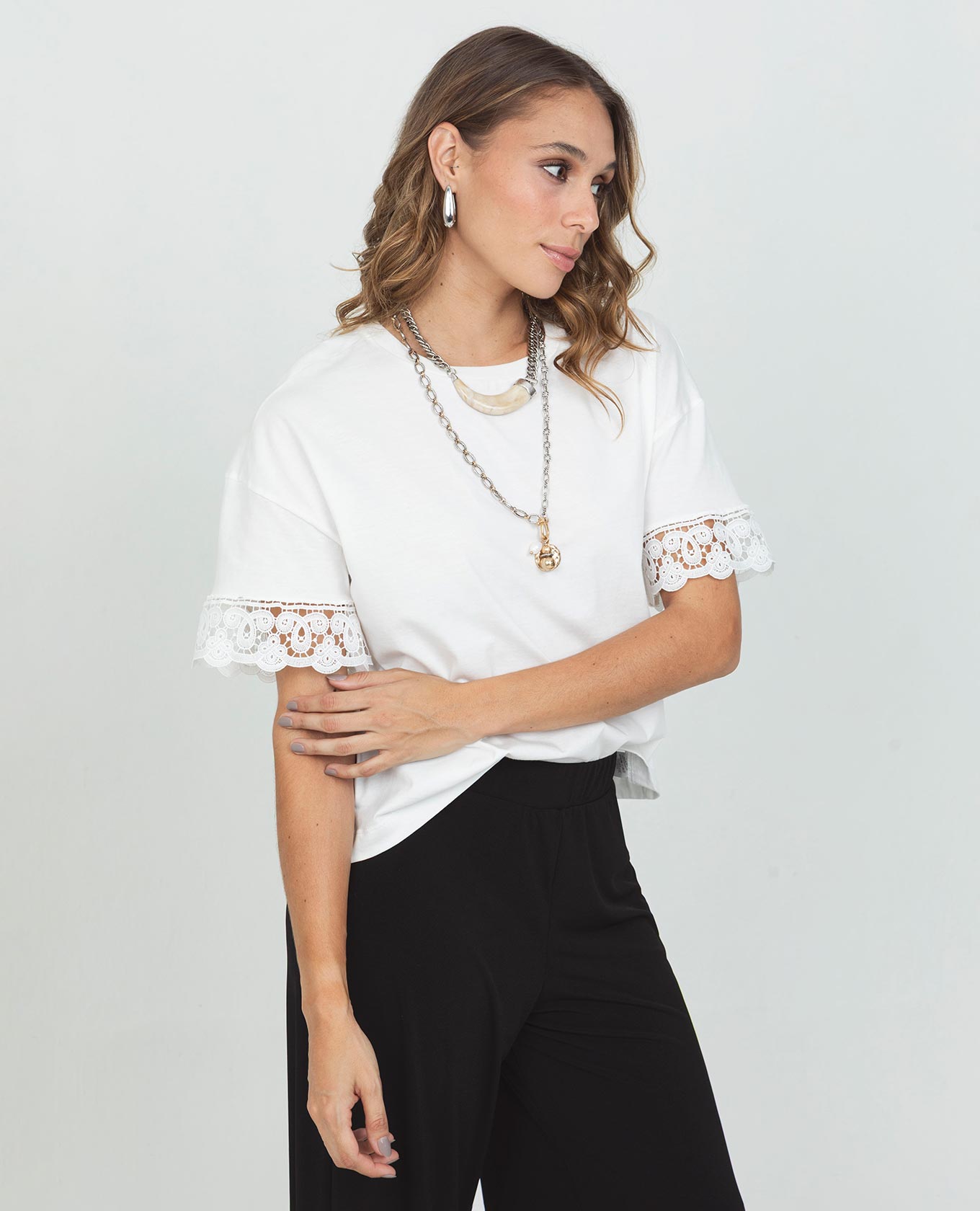 CAMISETA MANGA CORTA PARA MUJER EN ALGODON MANGAS CON APLIQUES
