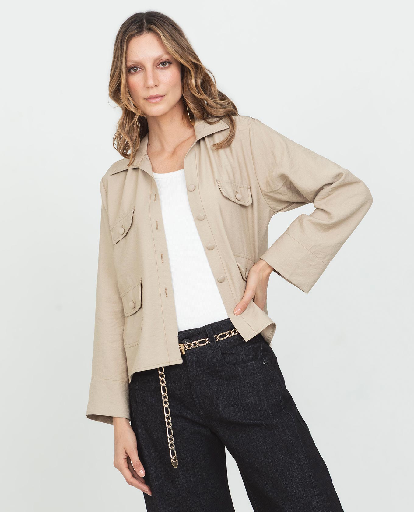 CHAQUETA LIVIANA PARA MUJER CON BOLSILLOS DE PARCHE Y BOTONES FORRADOS