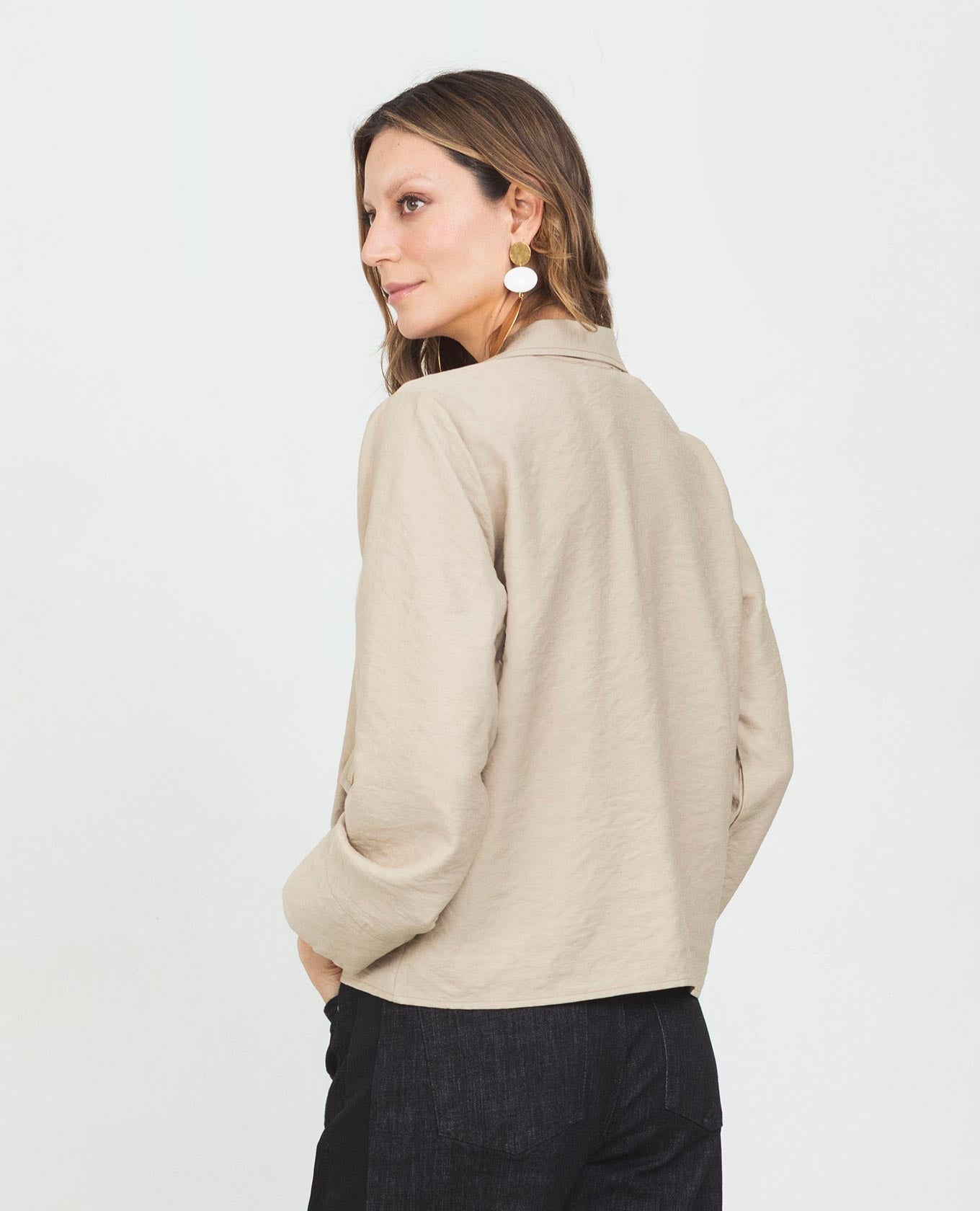 CHAQUETA LIVIANA PARA MUJER CON BOLSILLOS DE PARCHE Y BOTONES FORRADOS