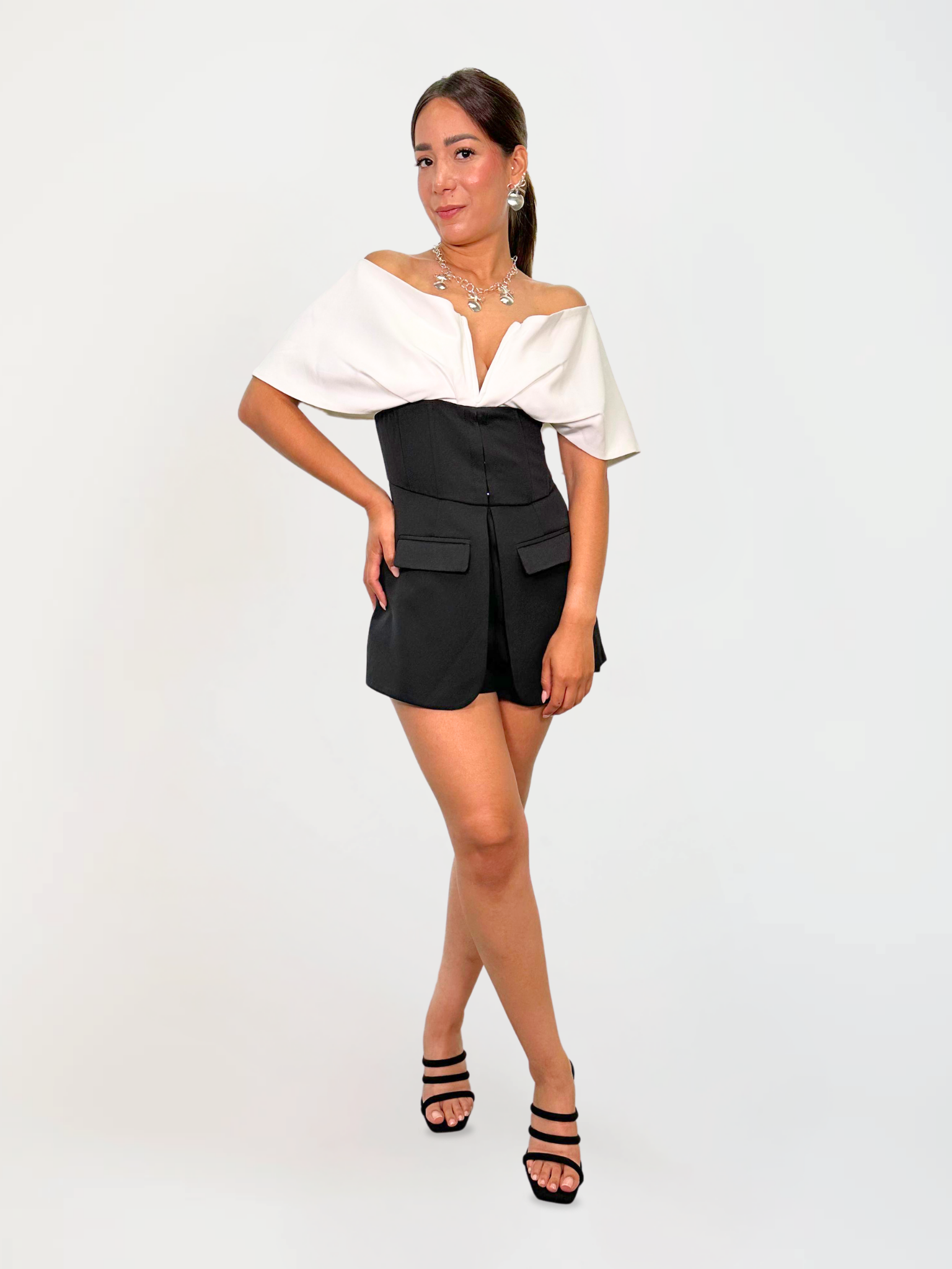Mono tuxedo Black & White ¨C Enterizo Elegante Bicolor con Escote Off-Shoulder