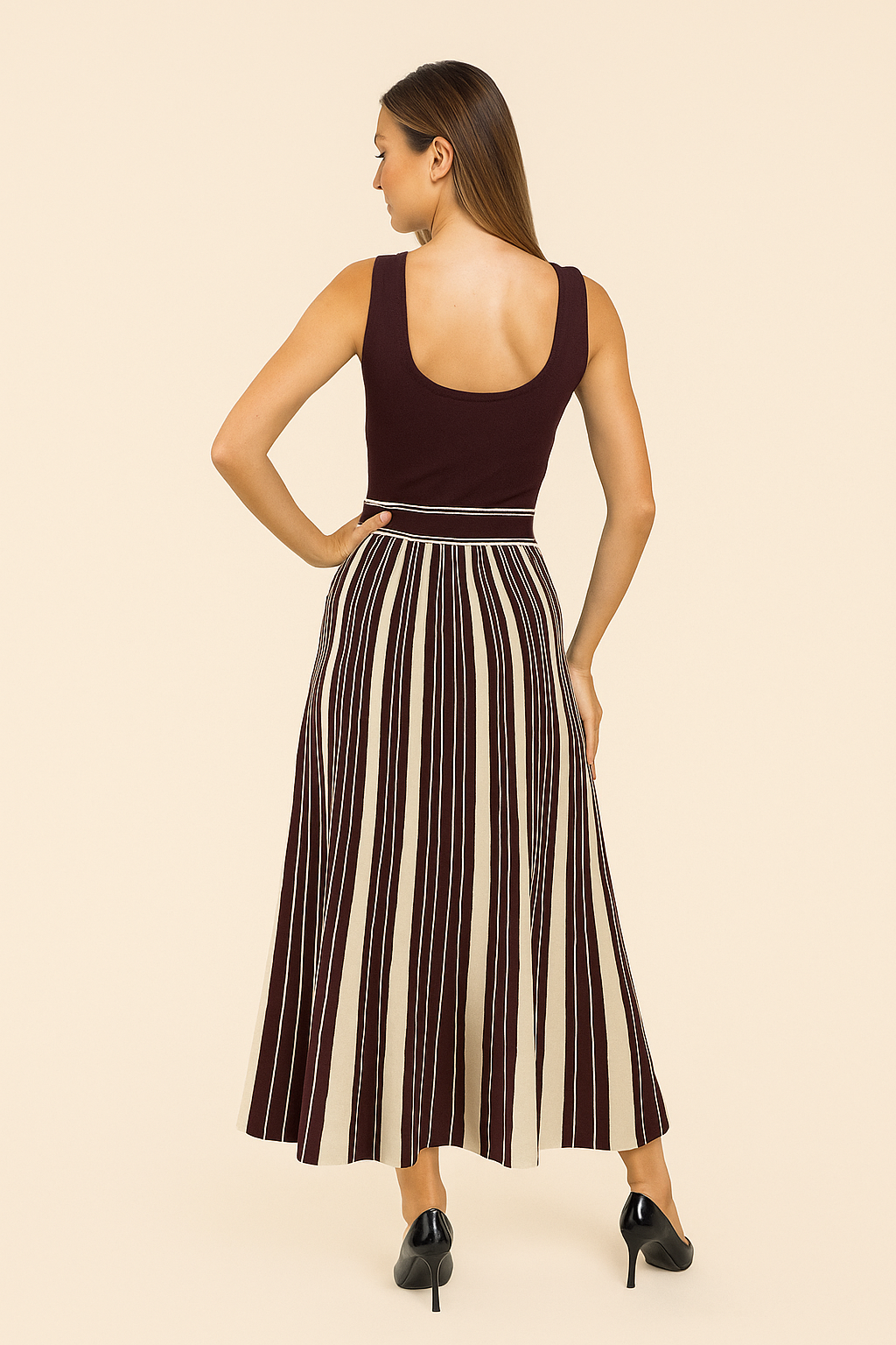 Vestido vino con falda larga de rayas beige y cintur¨®n ¡ª Escote cuadrado sin mangas