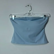 top o blusa corta sin tirantes (strapless). Tiene un dise?o ajustado al cuerpo, con corte recto en l