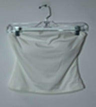 top o blusa corta sin tirantes (strapless). Tiene un dise?o ajustado al cuerpo, con corte recto en l