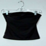 top o blusa corta sin tirantes (strapless). Tiene un dise?o ajustado al cuerpo, con corte recto en l