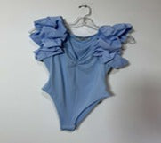 body para dama de dise?o dram¨¢tico y elegante, ideal para eventos de noche o coctel. A continuaci¨®n,