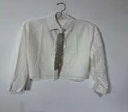 camisa para dama con un dise?o moderno que combina elementos de la sastrer¨ªa cl¨¢sica con detalles co